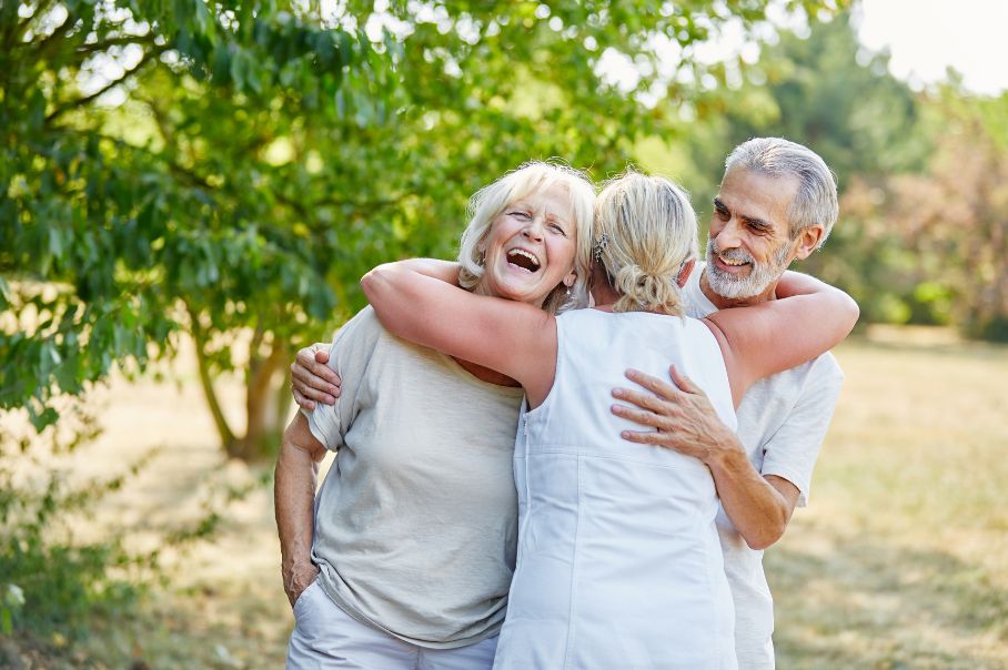 Senior Friends Hugging La peau sèche peut être un problème courant pour de nombreuses personnes, surtout pendant les mois d'hiver où l'air est sec et froid. Si vous avez la peau sèche, vous savez probablement à quel point il est important de garder votre visage hydraté pour prévenir les tiraillements, les rougeurs et les démangeaisons.