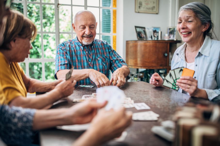 Seniors Playing Card Games La peau sèche peut être un problème courant pour de nombreuses personnes, surtout pendant les mois d'hiver où l'air est sec et froid. Si vous avez la peau sèche, vous savez probablement à quel point il est important de garder votre visage hydraté pour prévenir les tiraillements, les rougeurs et les démangeaisons.