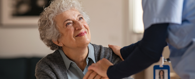 senior être aidée